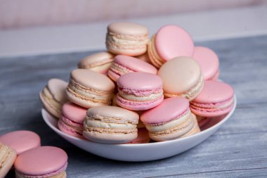 Fransız renkli macarons arka plan, yakın upmacaron veya bademli kurabiye kurabiye, lezzetli tatlı. taze renkli macarons gıda backgroundplate. 