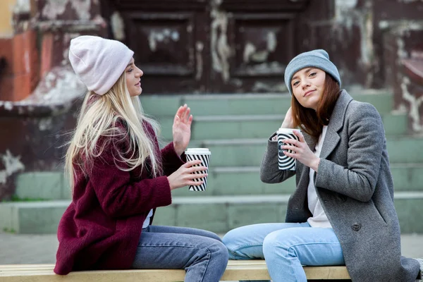 Két Nővér Pihentető Inni Kávét Kávé Szünet Kávé Hogy Menjen — Stock Fotó