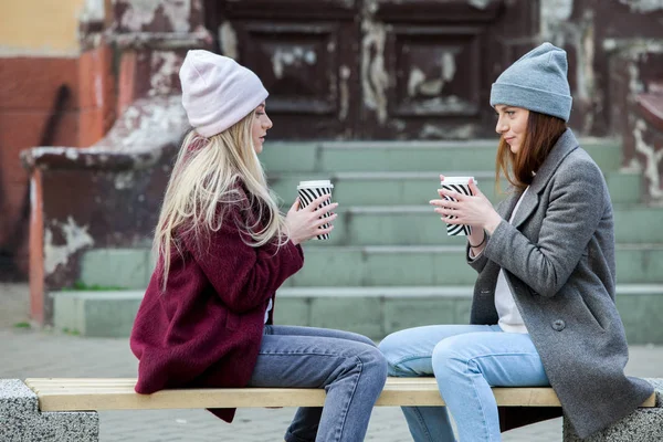 Zwei Schwestern Entspannen Sich Und Trinken Kaffee Kaffeepause Coffee Outdoors — Stockfoto