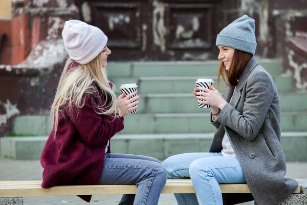 Zwei Schwestern Entspannen Sich Und Trinken Kaffee Kaffeepause Coffee Outdoors — Stockfoto