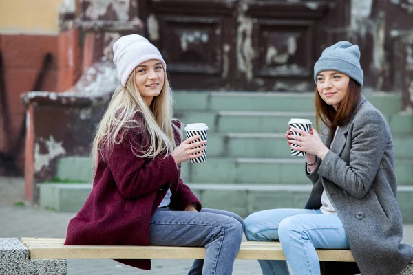 Stílusos Csípő Lány Kávéfogyasztás Utcában Fiatal Lányok Város Kávét Iszik — Stock Fotó