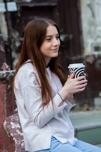 Vacker Kvinna Håller Papper Kaffe Kopp Cityyoung Eleganta Kvinnan Dricker — Stockfoto