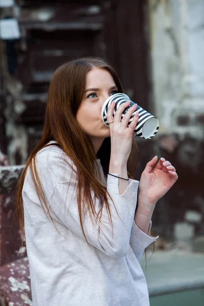 Wanita Muda Cantik Dengan Secangkir Kopi Jalan Kota Istirahat Kopi — Stok Foto