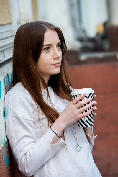 거리에 한잔과 화려한 휴식입니다 커피입니다 거리에서 커피를 마시는 Hipster — 스톡 사진