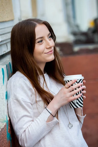 Prachtige Jonge Vrouw Met Kopje Koffie Stad Straat Koffiepauze Koffie — Stockfoto