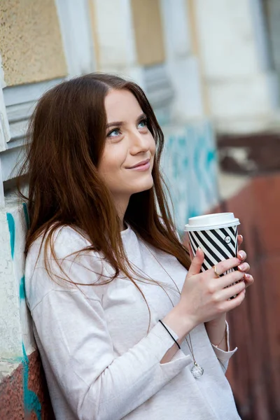 Mooie Vrouw Met Papier Koffie Kopje Cityyoung Stijlvolle Vrouw Koffie — Stockfoto