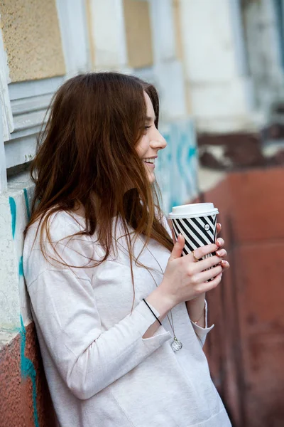 Wanita Muda Cantik Dengan Secangkir Kopi Jalan Kota Istirahat Kopi — Stok Foto