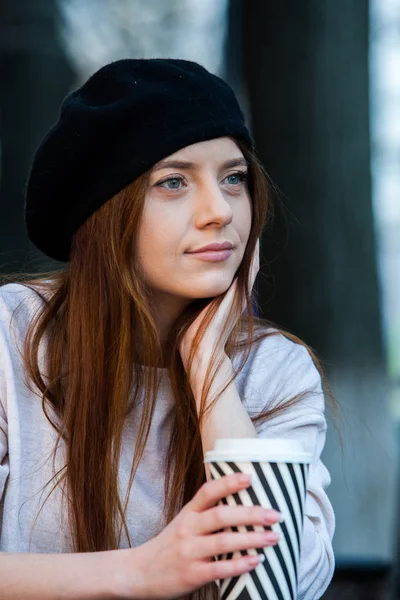 Utomhus Mode Porträtt Ung Vacker Flicka Dricka Kaffe Att Närbild — Stockfoto