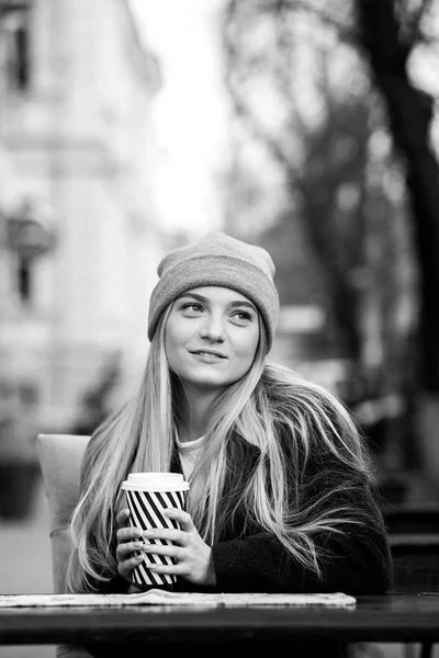 街でのコーヒーのカップを持つ豪華な若い女性 コーヒー ブレーク コーヒーを飲み 通りにコーヒーを飲みながらスタイリッシュな内気な少女 — ストック写真
