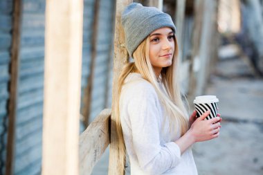 Kahve şehirdeki sokak olan muhteşem kadın. Kahve molası. Kahve. Şık hippi kız sokakta kahve içme.