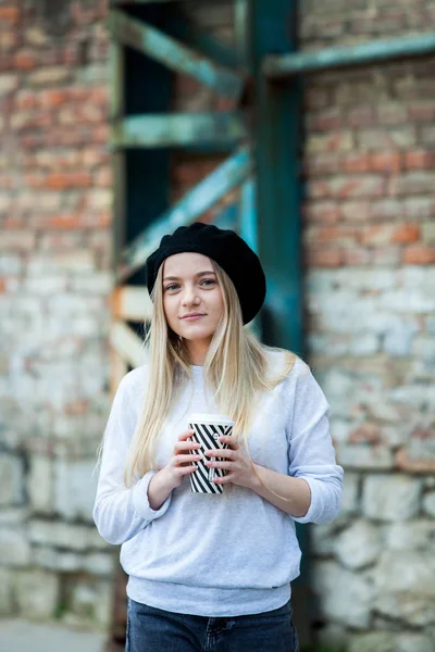 Закройте Портрет Улыбающейся Молодой Девушки Держащей Руках Бумажную Чашку Кофе — стоковое фото