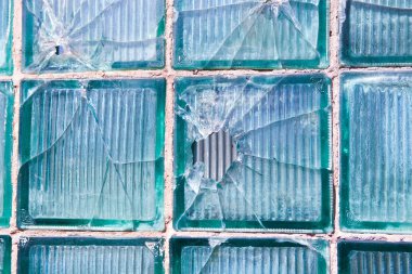 Kırık cam arka plan deseni için. Middlehole penceresinde bir kurşun deliği ile kırık pencere. Doku crash