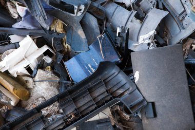 Kişinev, Moldova - 23 Mart 2019: Çevre kirliliği. Yasadışı açık çöp. Kirliliği kavramı. Çöp. Büyük bir şehrin sokakta dökülen çöp.