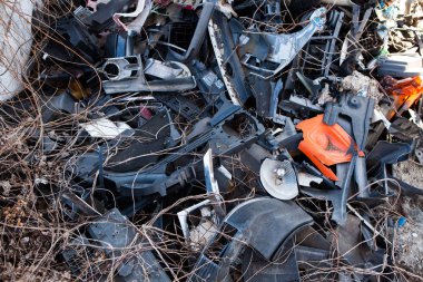 Kişinev, Moldova - 23 Mart 2019: Çevre kirliliği. Yasadışı açık çöp. Kirliliği kavramı. Çöp. Büyük bir şehrin sokakta dökülen çöp.