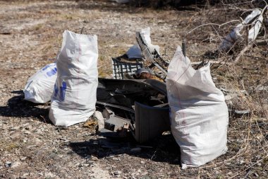 Kişinev, Moldova - 23 Mart 2019: Çevre kirliliği. Yasadışı açık çöp. Kirliliği kavramı. Çöp. Büyük bir şehrin sokakta dökülen çöp.