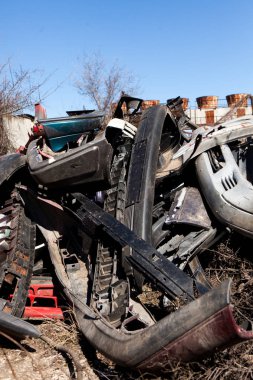 Kişinev, Moldova - 23 Mart 2019: Çevre kirliliği. Yasadışı açık çöp. Kirliliği kavramı. Çöp. Büyük bir şehrin sokakta dökülen çöp.