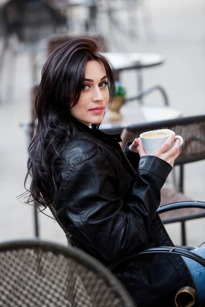 Hermosa Joven Con Una Taza Café Calle Ciudad Descanso Elegante — Foto de Stock