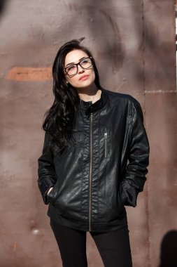 Akıllı, zeki Kız bardaklarda portresi. Güzel Avrupa kız gözlüklü. Gözlük güzellik seksi moda modeli kadın portre