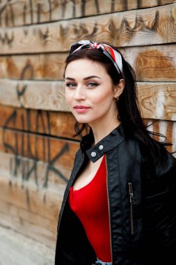 siyah deri ceket poz moda modeli açık. Açık genç Avrupa güzel şık kız portresi 