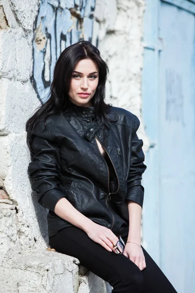 ファッション モデル黒革ジャケットのポーズで屋外 ヨーロッパ美しいスタイリッシュな少女の屋外のポートレート — ストック写真