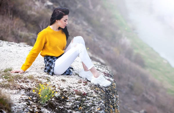 Mujer Disfrutando Naturaleza Viajes Vagabundoconcepto Lujuria Hermosa Mujer Joven Relajante —  Fotos de Stock