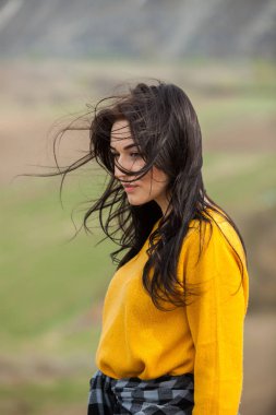 Uzun siyah saçlı ve yeşil gözleri ile genç güzel esmer kız güzellik moda portre. Doğal cilt ile kadın yüzü Güzellik Portresi.