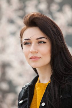 Uzun siyah saçlı ve yeşil gözleri ile genç güzel esmer kız güzellik moda portre. Doğal cilt ile kadın yüzü Güzellik Portresi.