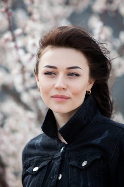 Uzun siyah saçlı ve yeşil gözleri ile genç güzel esmer kız güzellik moda portre. Doğal cilt ile kadın yüzü Güzellik Portresi.