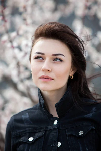 Красивый Модный Портрет Молодой Красивой Брюнетки Длинными Черными Волосами Зелеными — стоковое фото