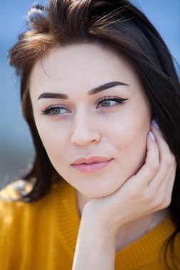 Uzun siyah saçlı ve yeşil gözleri ile genç güzel esmer kız güzellik moda portre. Doğal cilt ile kadın yüzü Güzellik Portresi.
