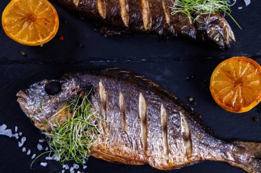 Limon ve baharatlı ızgara balık. Sağlıklı gıda veya diyet beslenme kavramı. Siyah Tepside Balık Eti
