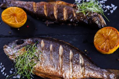 Limon ve baharatlı ızgara balık. Sağlıklı gıda veya diyet beslenme kavramı. Siyah Tepside Balık Eti