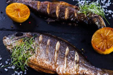 Limon ve baharatlı ızgara balık. Sağlıklı gıda veya diyet beslenme kavramı. Siyah Tepside Balık Eti