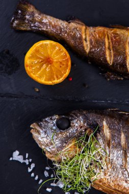 Limon ve baharatlı ızgara balık. Sağlıklı gıda veya diyet beslenme kavramı. Siyah Tepside Balık Eti
