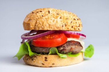 Beyaz arka planda izole edilmiş taze lezzetli burger.. 