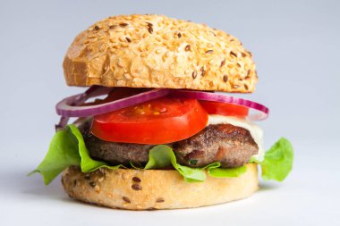Beyaz arka planda izole edilmiş taze lezzetli burger.. 