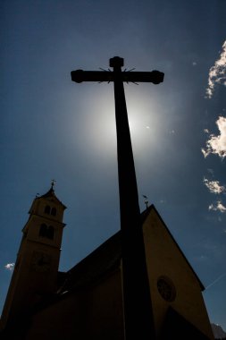 Kavram çapraz din sembolü siluet gökyüzü üzerinde. Hıristiyan din arka plan kavramı. İsa Mesih için haç sembolü.