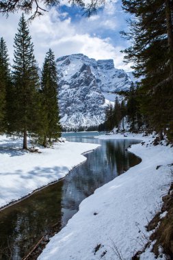 Alpler'de Güzel dağ gölü Manzara. Dolomites dağlarında Braies Gölü. Göl ormanlarla çevrilidir. Lago di Braies, İtalya.