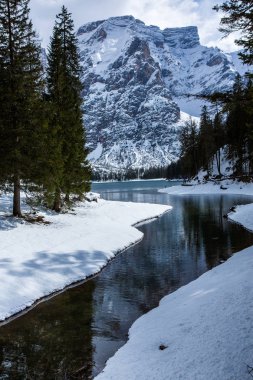 Alpler'de Güzel dağ gölü Manzara. Dolomites dağlarında Braies Gölü. Göl ormanlarla çevrilidir. Lago di Braies, İtalya.