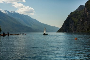 İtalya, Avrupa'da Garda Gölü üzerinde Yaz görünümü. Göl ile güzel manzara.