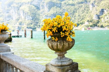 İtalya, Avrupa'da Garda Gölü üzerinde Yaz görünümü. Göl ile güzel manzara.