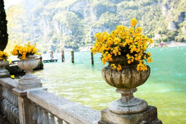 İtalya, Avrupa'da Garda Gölü üzerinde Yaz görünümü. Göl ile güzel manzara.