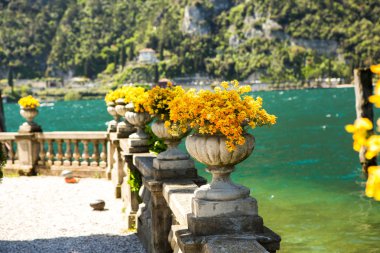 İtalya, Avrupa'da Garda Gölü üzerinde Yaz görünümü. Göl ile güzel manzara.
