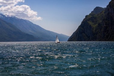 İtalya, Avrupa'da Garda Gölü üzerinde Yaz görünümü. Göl ile güzel manzara.