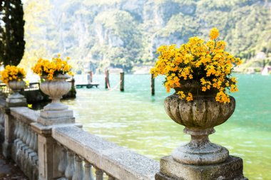 İtalya, Avrupa'da Garda Gölü üzerinde Yaz görünümü. Göl ile güzel manzara.
