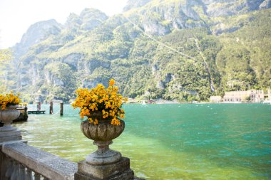 İtalya, Avrupa'da Garda Gölü üzerinde Yaz görünümü. Göl ile güzel manzara.