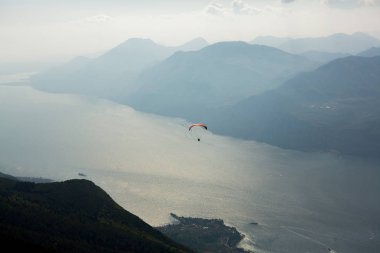 İtalya, Avrupa'da Garda Gölü üzerinde Yaz görünümü. Göl ile güzel manzara.