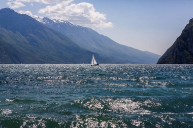 İtalya, Avrupa'da Garda Gölü üzerinde Yaz görünümü. Göl ile güzel manzara.