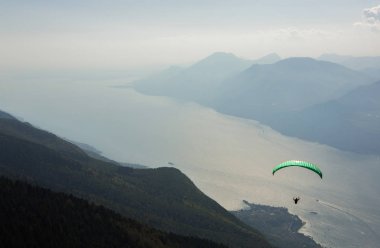 İtalya, Avrupa'da Garda Gölü üzerinde Yaz görünümü. Göl ile güzel manzara.