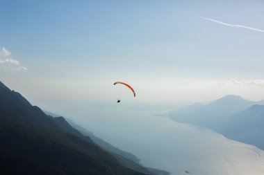 İtalya, Avrupa'da Garda Gölü üzerinde Yaz görünümü. Göl ile güzel manzara.